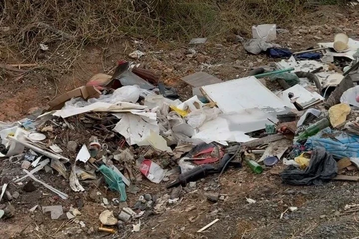Descarte irregular de lixo preocupa moradores do bairro Brasília, em Criciúma