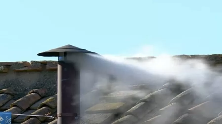 Fumaça branca no Vaticano anuncia escolha de novo papa