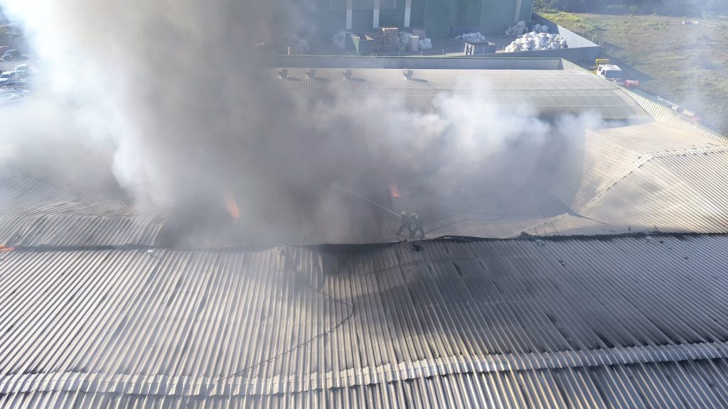 Trabalhador é levado ao hospital após inalar fumaça em incêndio em Criciúma