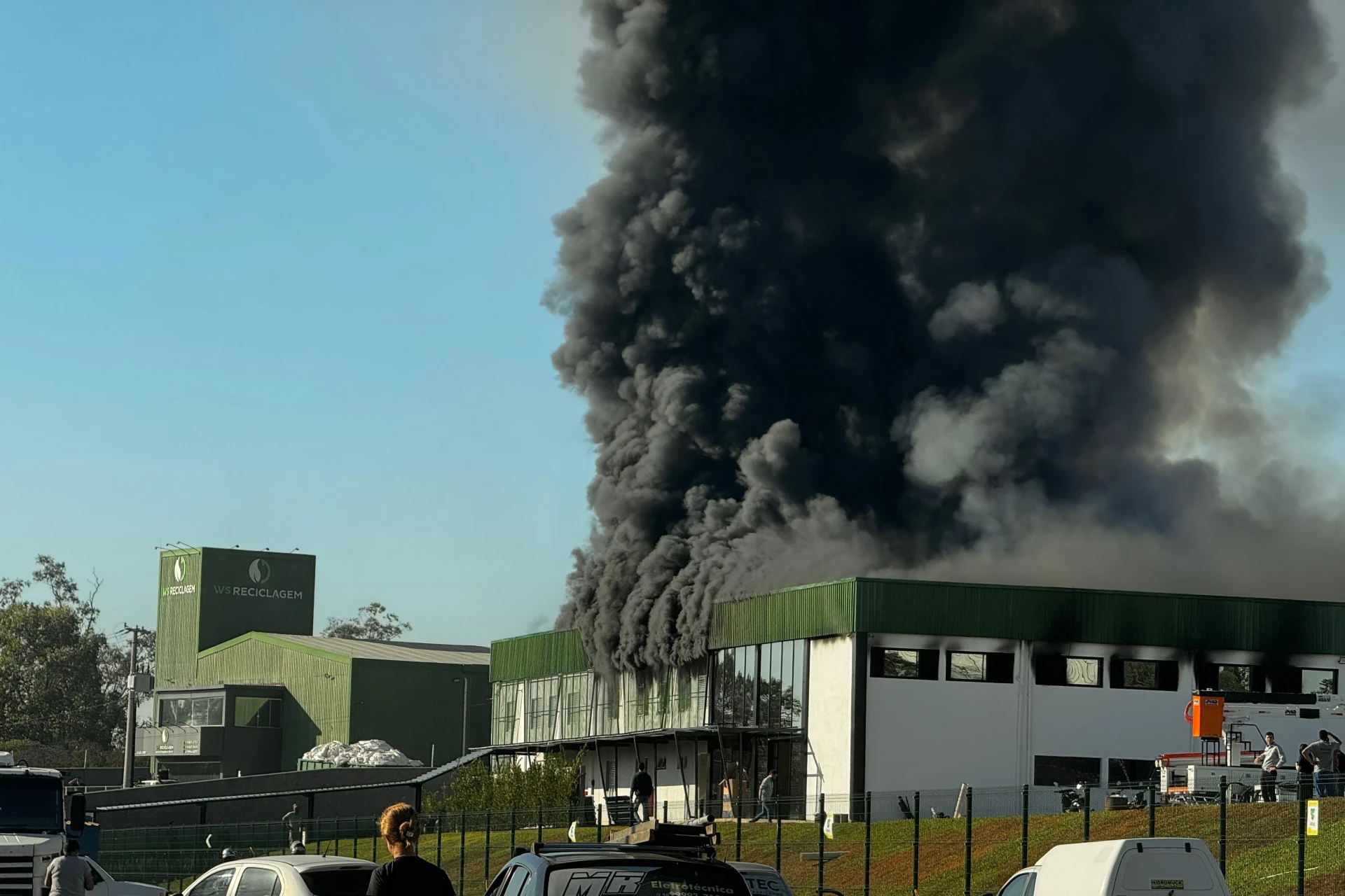 Incêndio destrói parte de empresa em Criciúma